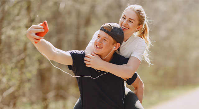 happy scleral lense couple 640×350 1.jpg